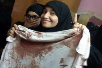 Die Schwester von Abdel Rahman El-Sayyed mit seiner letzten Kleidung.