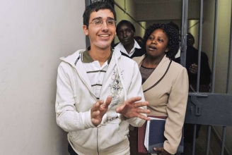 Majid bei einer Gerichtsverhandlung in Nairobi 2012