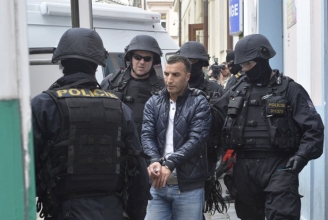 Tschechische Polizisten führen Muslime ab