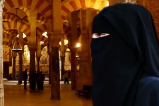 Spaniens Oberster Gerichtshof setzt Niqab-Verbot ein Ende