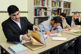 Sollen in der Schweiz bald Imame an Unis studieren?