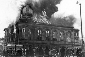 Eine von den Nazis angesteckte Synagoge in der Kristallnacht